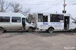 Новости: В центре Керчи столкнулись два маршрутных такси