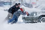 Новости » Общество: В Керчи машина застряла в снегу по пути на кладбище