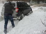 Новости » Криминал и ЧП: На дорогах Керчи машины начали застревать в сугробах
