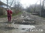 Новости » Общество: В Керчи питьевая вода размыла дорогу, боится ехать даже мусоровоз