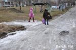 Новости: В Керчи продолжаются порывы - на Марате образовалась ледовая горка