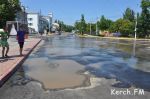 Новости » Коммуналка: В Керчи в центре города, в четвертый раз за лето, порвало водовод