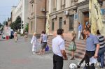 Новости: В Керчи правозащитники устроили пикет под зданием суда