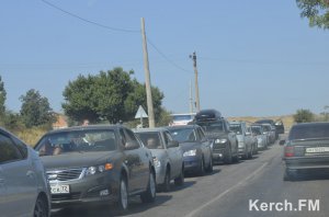 Новости » Общество: В районе Керченской переправы негде заправиться топливом