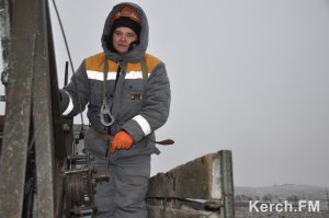 Новости » Криминал и ЧП: В Керчи из-за ветра деревья падают на провода