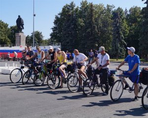 Новости » Общество: В Керчи участники велопробега «Крымск–Севастополь» возложили цветы к Вечному огню