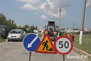 Новости » Общество: В Керчи по улице шоссе Героев Сталинграда продолжается ремонт дороги