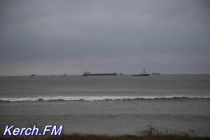 Новости » Общество: В Керчи в шторм рыбака на лодке унесло в море