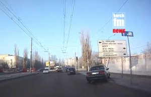 Новости » Криминал и ЧП: В Керчи утром перед перекрестком легковушка въехала в столб (видео)