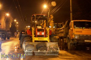 Новости » Коммуналка » Общество: Коммунальщики раскопали проезжую часть в центре Керчи