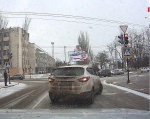 Ты репортер: В Керчи столкнулись две легковушки перед светофором (видео)