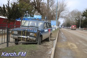 Новости » Криминал и ЧП: В Керчи «ВАЗ» снес дорожный знак и врезался в забор