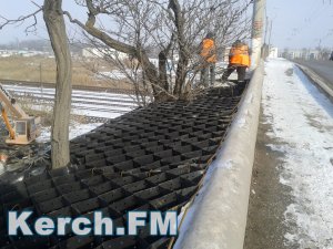 Новости » Общество: На Горьковском мосту ведут противооползневые работы