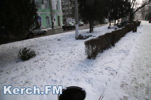 Новости » Общество: Керчане жалуются на открытый люк около здания горсовета