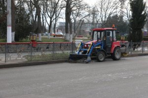 Новости » Общество: В Керчи чистят дороги после гололеда