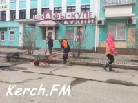 Новости » Общество: В Керчи коммунальщики убирали дороги