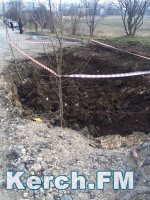 Новости » Общество: В Керчи водоканал заблокировал въезд и выезд из жилого двора