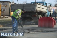 Новости » Общество: В Керчи на Вокзальном шоссе огромные ямы готовят к асфальтировке