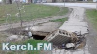 Новости » Общество: Керчане жалуются  на грязь, ямы и дорогу в районе Буденного