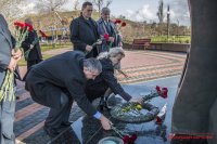 Новости » Общество » Культура: В Керчи возложили цветы к памятникам и братским могилам