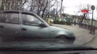 Новости » Общество: В Керчи машины ездят по тротуарам