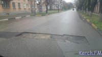 Новости » Общество: В Керчи на Кирова снова вырезали яму на всю полосу движения