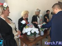 Новости » Общество: В Керчи в горсовете проходит акция «Белый цветок» – Помоги больному ребенку»