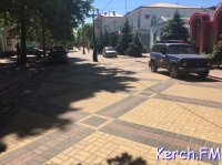 Новости » Общество: Керчане жалуются на парковку полицейских авто на улице Ленина