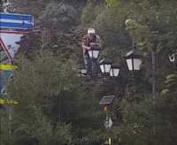 Новости » Общество: В Симферополе у горсовета мужчина залез на столб и начал раздеваться (видео)