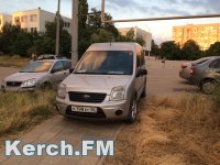 Новости » Общество: В Керчи «Форд» припарковался на пешеходной дорожке