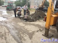 Новости » Общество: В Керчи на Ворошилова водоканал устраняет порыв