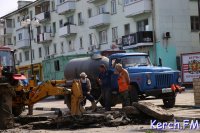 Новости » Общество: В Керчи на Кирова в двух местах устраняют порыв водовода