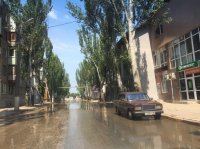 Новости » Коммуналка: В Керчи по улицам льется чистая вода