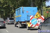 Новости » Общество: В Керчи на Генерала Петрова красят ограждения