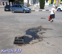 Новости » Общество: В центре Керчи канализация стекает в ливневку