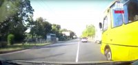 Новости » Общество: В Керчи из-за маневра автобуса машине пришлось выезжать на «встречку»