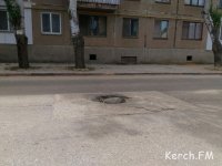 Новости » Общество: В Керчи на Шлагбаумской скоро может провалиться асфальт,  - читатели