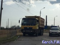 Новости » Общество: Грузовики «ВАД» разрушают дорогу на Ворошилова в Керчи