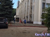 Новости » Общество: В Керчи около горсовета прошел субботник