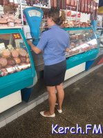 Новости » Общество: В Керчи на центральном рынке люди в форме изымают украинские продукты