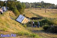 Новости » Криминал и ЧП: В Керчи грузовик упал с обрыва, есть пострадавшие