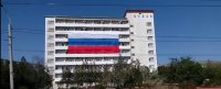 Новости » Общество: В Керчи отель развернул российский флаг размером в три этажа