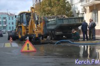 Новости » Общество: В Керчи водоканал разрыл асфальт, который уложили около месяца назад