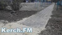 Новости » Общество: После статьи Керчь.ФМ рабочие восстановили тротуар перед школой