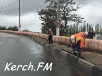 Новости » Общество: В Керчи коммунальщики провели субботник на пешеходной дорожке на Горьковском мосту