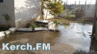 Новости » Общество: В Керчи водоканал меняет трубу в районе школы №23