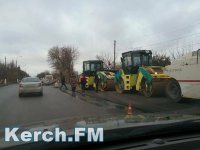 Новости » Общество: В Аршинцево транспортный коллапс: кладут асфальт на мосту