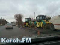 Новости » Общество: В Аршинцево транспортный коллапс: кладут асфальт на мосту