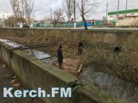 Новости » Общество: В Керчи рабочие чистят речку Мелек-Чесме с помощью самодельного плота