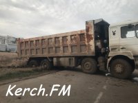 Новости » Общество: На улице Архиепископа Луки грузовик застрял в грязи и перекрыл часть дороги